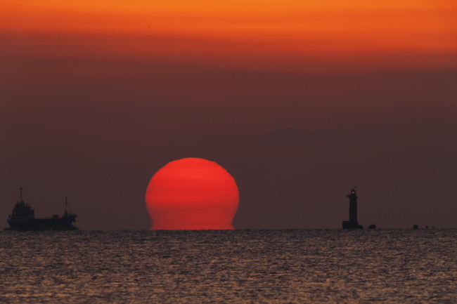 尾国海岸の「だるま夕日」