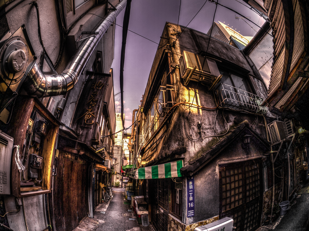 路地にあたる陽