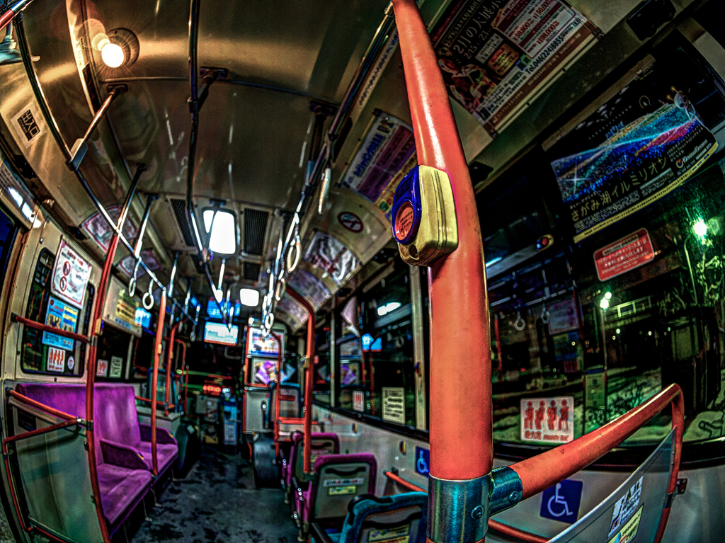 派手なバス車内