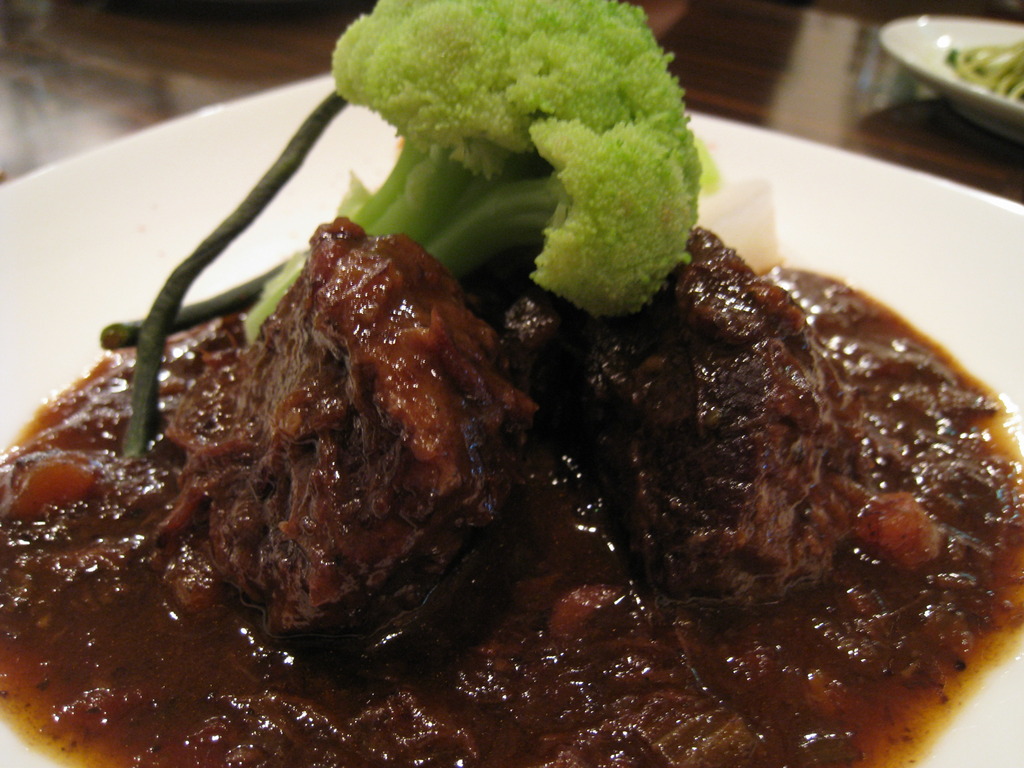 牛ほほ肉の赤ワイン煮