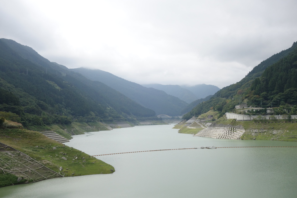 ダム湖の水位