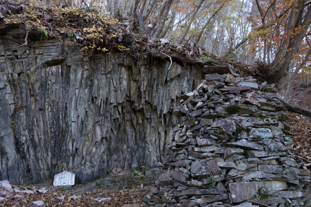 旧中山道を歩く　柱状節理