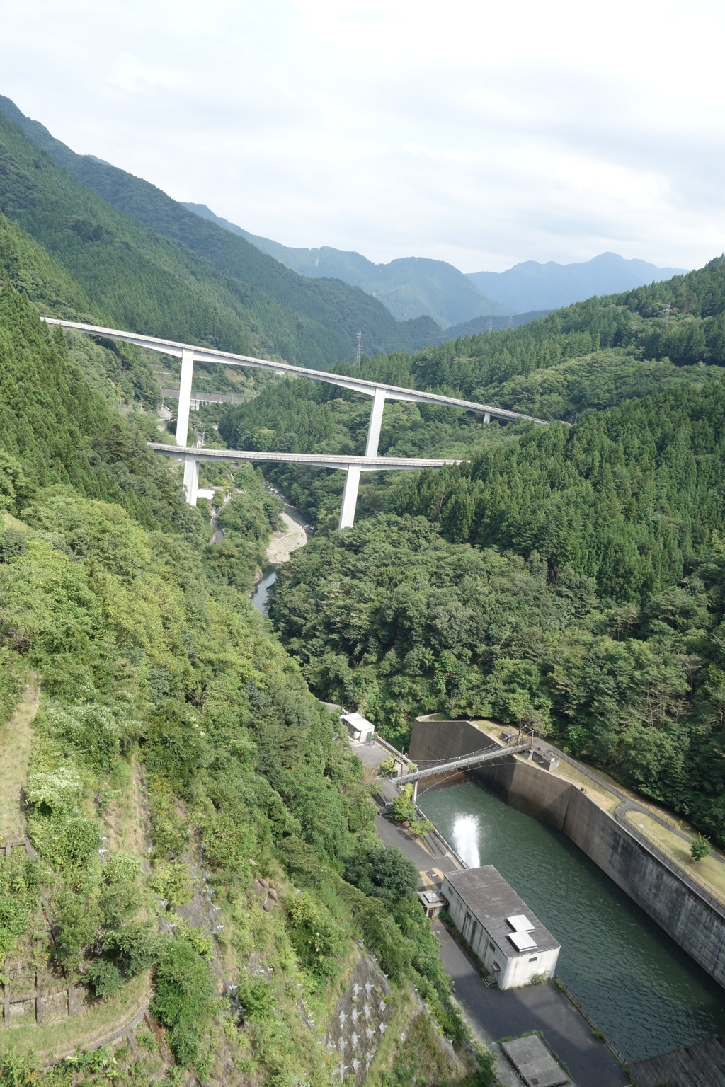 ループ橋と滝沢ダム