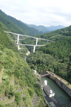 ループ橋と滝沢ダム