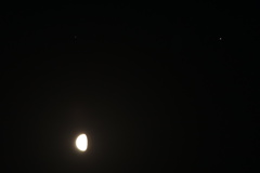接近する月と木星と土星