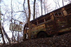 旧中山道を歩く　朽ち果てたバス