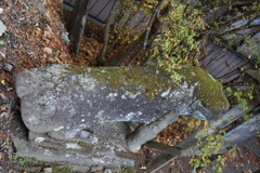 峠のこま犬　熊野神社（右側）