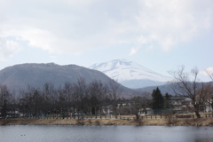 離れ山と浅間山　矢ケ崎公園にて