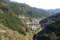 ループ橋を見下ろす景色　滝沢ダムにて