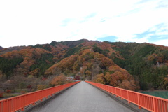 草木湖の赤い橋
