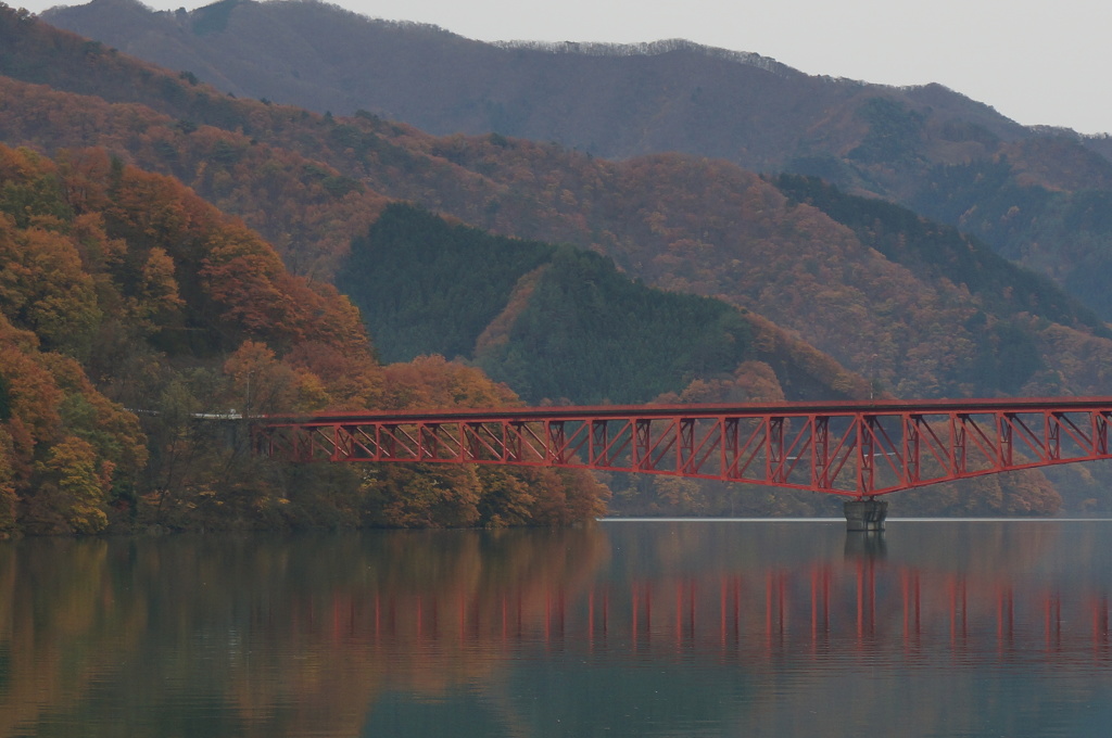 草木ダム湖に架かる橋