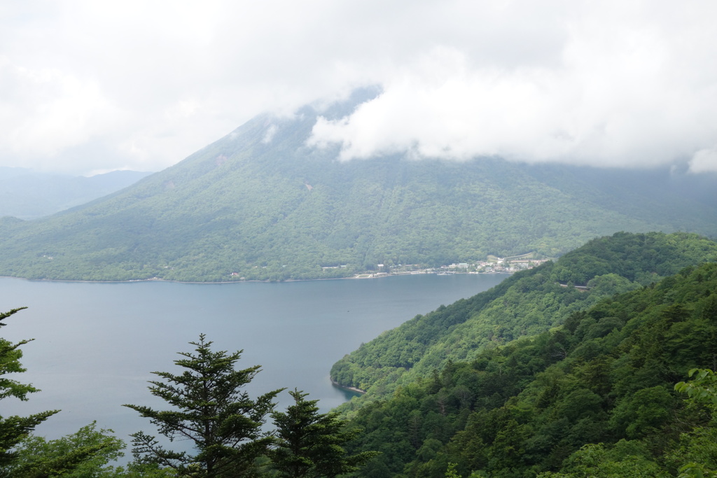 中禅寺湖は今　半月山駐車場から