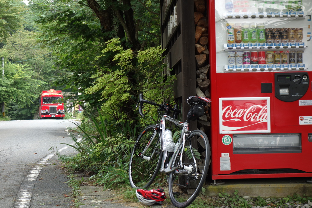 赤いバスと自販機　軽井沢熊野神社にて