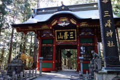 三峯神社　隨神門