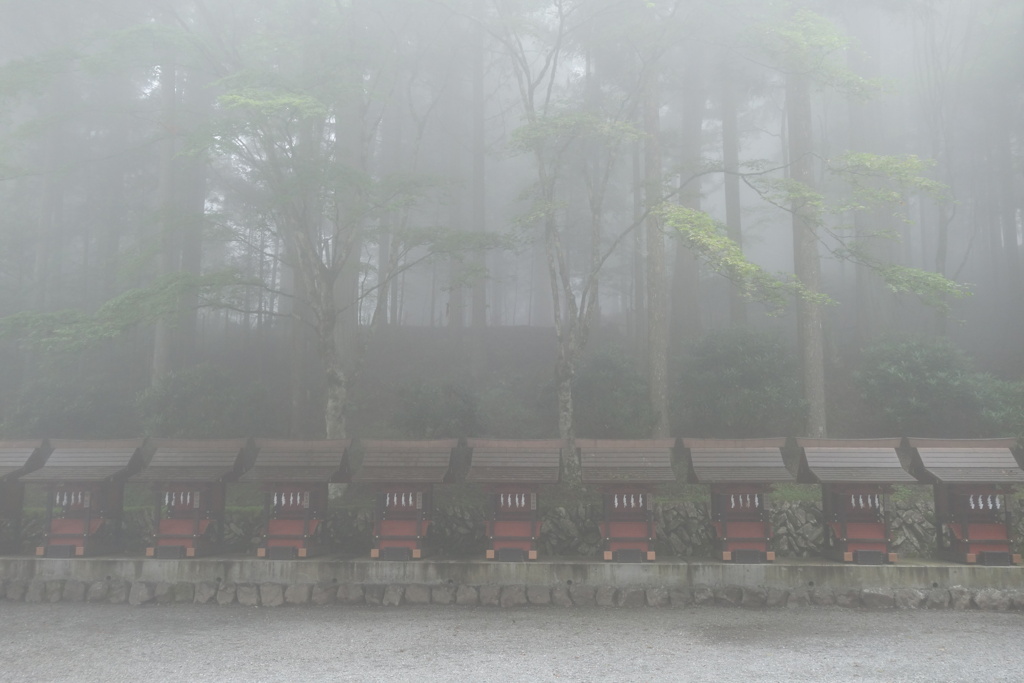 三峰神社　霧にむせぶ摂末社