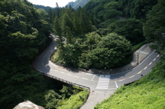 峠道　カーブ　めがね橋から