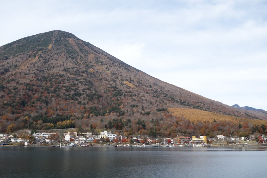 中禅寺湖と男体山