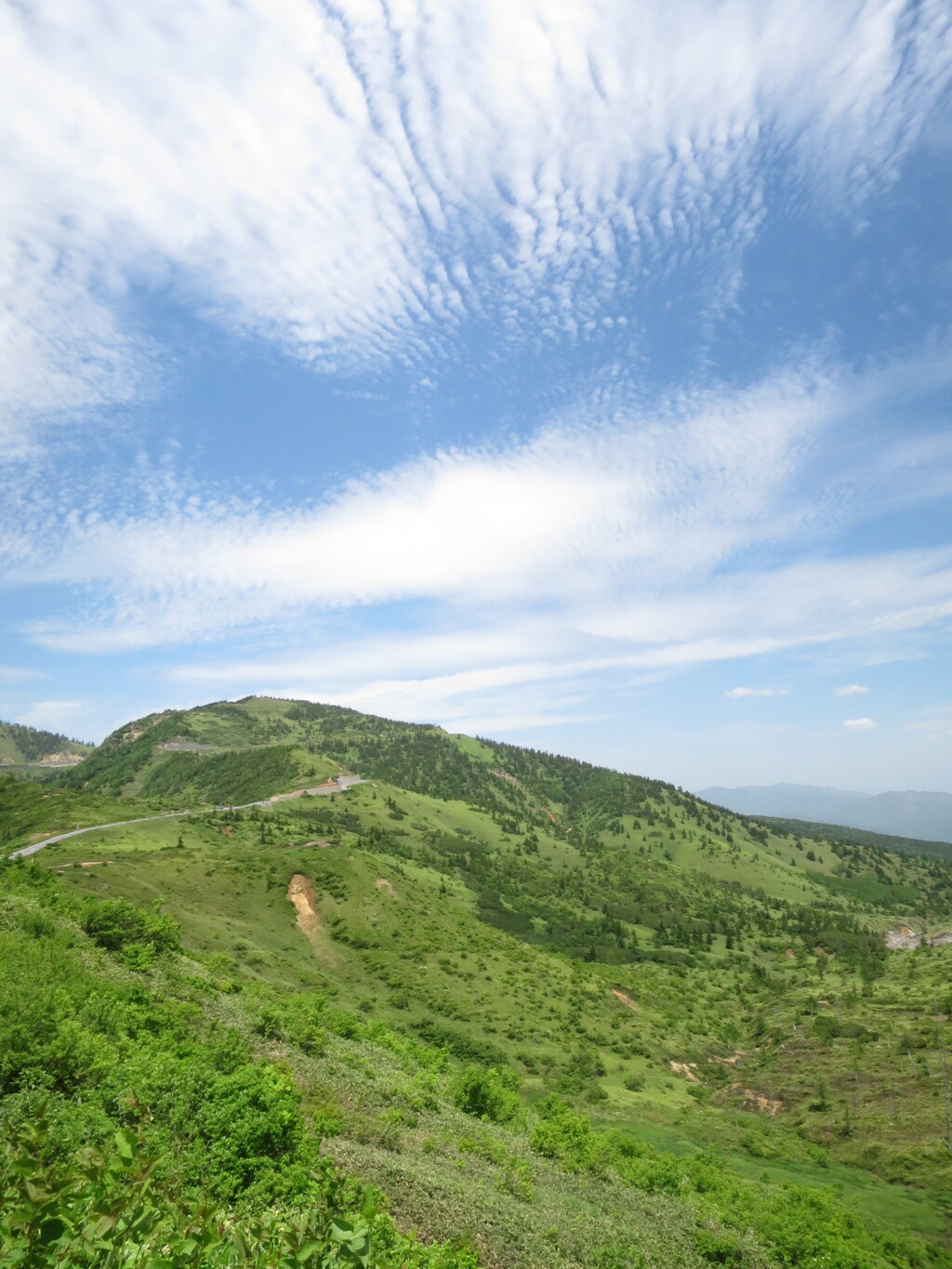 ダウンヒルの途中で　山と雲