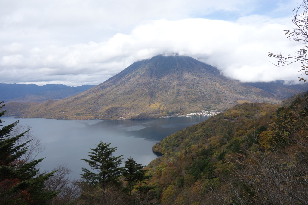 日光　半月山にて　男体山と中禅寺湖　