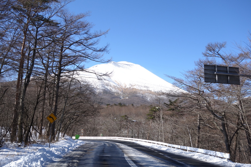 浅間山は今　峰の茶屋の下りから