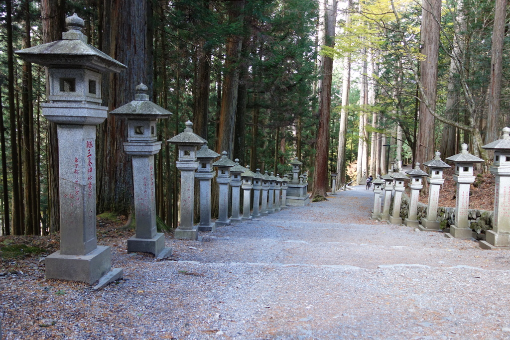 三峯神社　拝殿への道