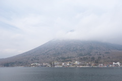 中禅寺湖と男体山