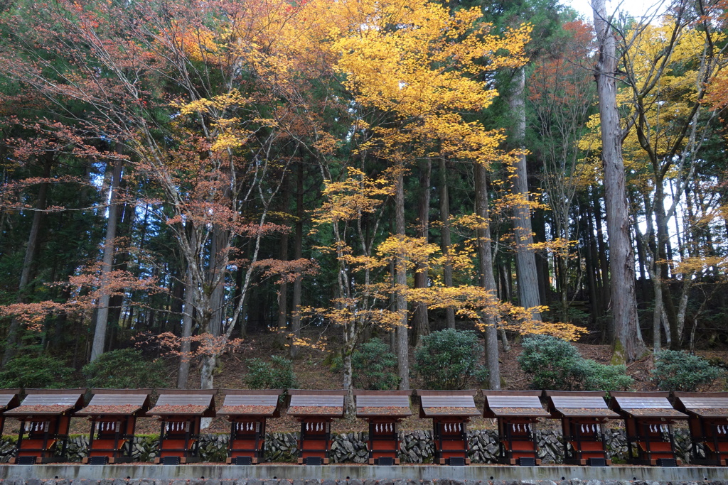 三峰神社　摂末社（せつまっしゃ）にて