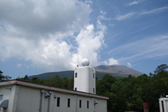 峰の茶屋から　浅間山を臨む