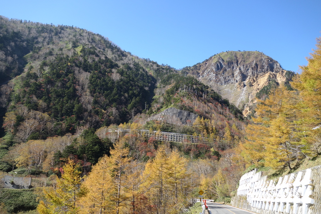 金精峠へ続く道