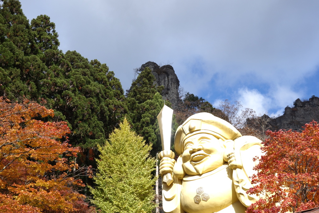 紅葉に微笑む大黒様