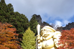 紅葉に微笑む大黒様