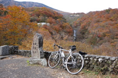 いろは坂　記念碑（放等滝・般若滝）　ダウンヒルの途中で