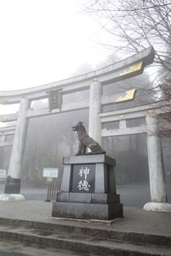 霧の三峰神社　1