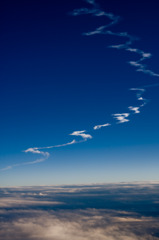 空の上の飛行機雲