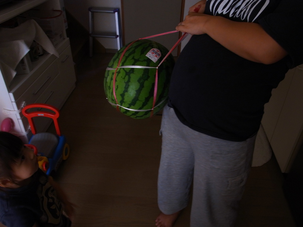 大きなお腹とすいか