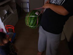 大きなお腹とすいか