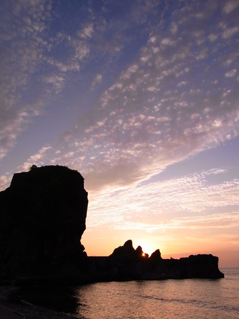 岩と雲と空と海と夕日