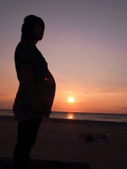 夕日と妊婦