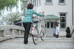 自転車を押して