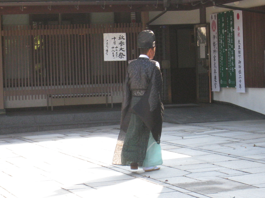 ひと仕事終えた神主さま