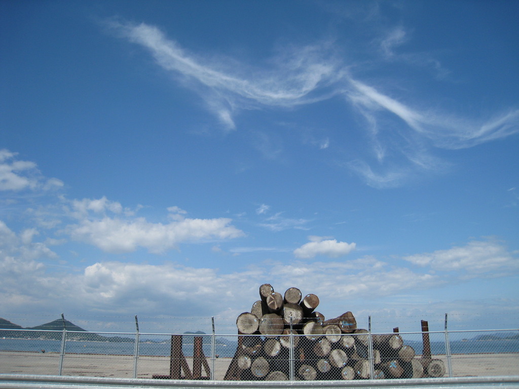 空と雲と木材