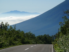 岩手山（後方に早池峰山）