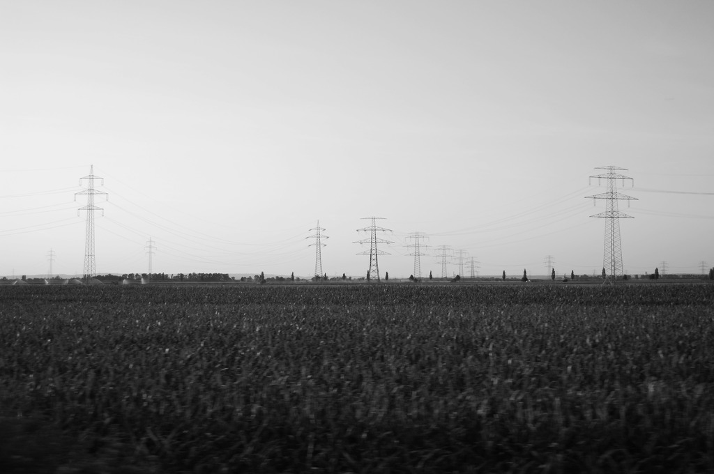 Das im Feld liegende Stahlturm