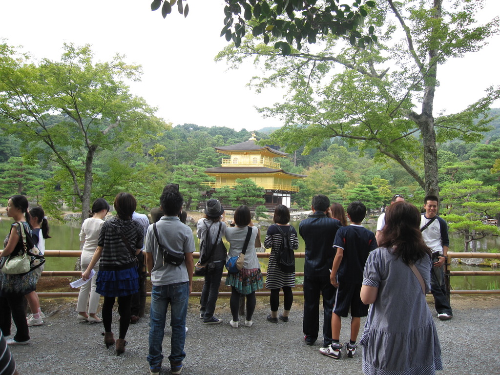 金閣寺を撮る観光客
