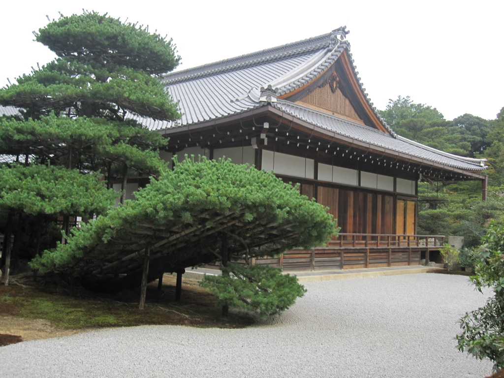 存在感のない金閣寺横の建物