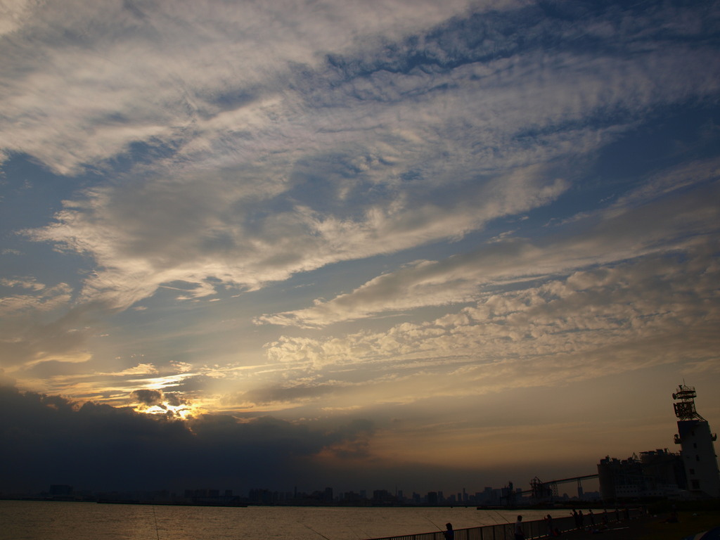 東京湾に広がる雲
