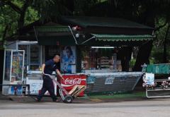 売店の朝(日比谷公園)