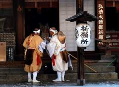 祈祷前の打ち合わせ・（東寺）