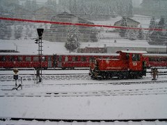 雪中のサンモリッツ駅構内