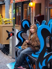 焼き栗を食べる少女(シャウハウゼン)